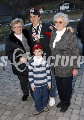 Nordische Kombination. Empfang Juniorenweltmeister Tomaz Druml. Tomaz Druml mit Omas Rosalia und Paula sowie Bruder Andrej. Achomitz, am 3.2.2008.

Copyright Kuess

---
pressefotos, pressefotografie, kuess, qs, qspictures, sport, bild, bilder, bilddatenbank