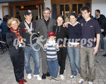 Nordische Kombination. Empfang Juniorenweltmeister Tomaz Druml. Mutter Pepca, Tomaz Druml, Vater Ludvik, Schwestern Tarina und Lena, die Brueder Matija und Andrej. Achomitz, am 3.2.2008.

Copyright Kuess

---
pressefotos, pressefotografie, kuess, qs, qspictures, sport, bild, bilder, bilddatenbank