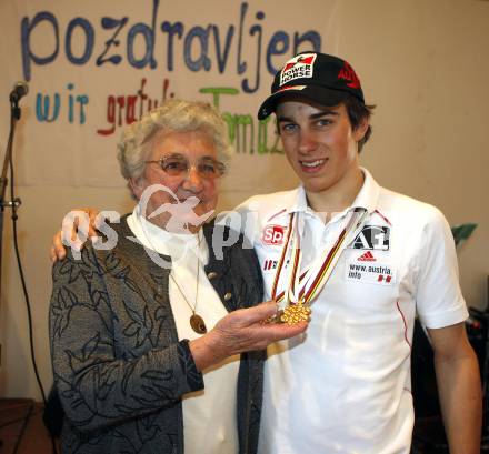 Nordische Kombination. Empfang Juniorenweltmeister Tomaz Druml. Tomaz Druml mit Oma Paula. Achomitz, am 3.2.2008.

Copyright Kuess

---
pressefotos, pressefotografie, kuess, qs, qspictures, sport, bild, bilder, bilddatenbank