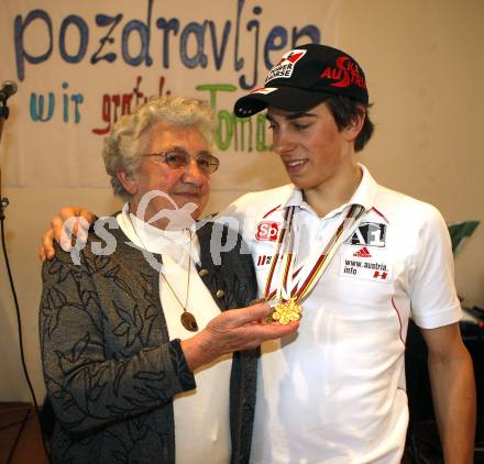 Nordische Kombination. Empfang Juniorenweltmeister Tomaz Druml. Tomaz Druml mit Oma Paula. Achomitz, am 3.2.2008.

Copyright Kuess

---
pressefotos, pressefotografie, kuess, qs, qspictures, sport, bild, bilder, bilddatenbank