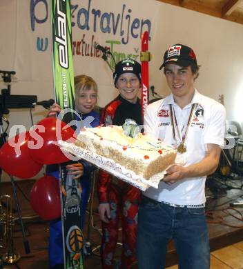 Nordische Kombination. Empfang Juniorenweltmeister Tomaz Druml. Tomaz Druml mit Kindern des SV Achomitz. Achomitz, am 3.2.2008.

Copyright Kuess

---
pressefotos, pressefotografie, kuess, qs, qspictures, sport, bild, bilder, bilddatenbank