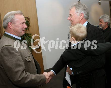 Motorsport. Bergrennen. 60. Geburtstag Hermann Waldy. Landeshauptmannstellvertreter Gerhard Doerfler gratuliert Hermann Waldy. Feldkirchen,am1.3.2008.
Foto:Kuess
---
pressefotos, pressefotografie, kuess, qs, qspictures, sport, bild, bilder, bilddatenbank