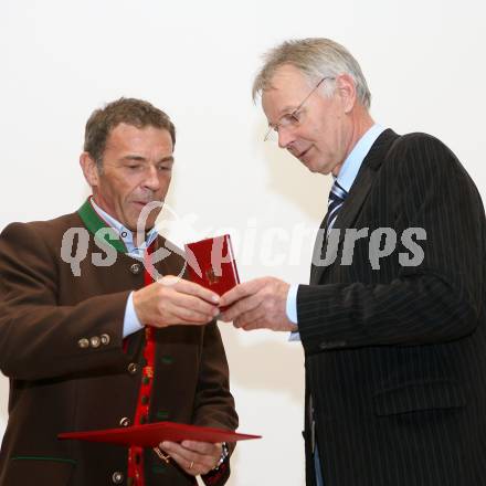 Motorsport. Bergrennen. 60. Geburtstag Hermann Waldy. Landeshauptmann Joerg Haider üeberreicht Hermann Waldy das Ehrenzeichen des Landes Kaernten fuer  besondere Verdienste. Feldkirchen,am1.3.2008.
Foto:Kuess
---
pressefotos, pressefotografie, kuess, qs, qspictures, sport, bild, bilder, bilddatenbank