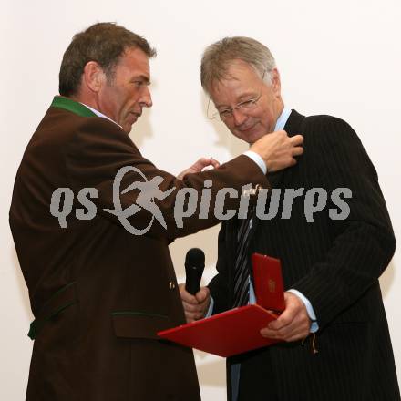 Motorsport. Bergrennen. 60. Geburtstag Hermann Waldy. Landeshauptmann Joerg Haider ueberreicht Hermann Waldy das Verdienstzeichen des Landes Kaernten fuer besondere Verdienste. Feldkirchen,am1.3.2008.
Foto:Kuess
---
pressefotos, pressefotografie, kuess, qs, qspictures, sport, bild, bilder, bilddatenbank