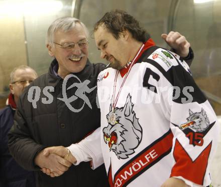 Eishockey Oberliga. Tarco Woelfe gegen ATUS Weiz. Leopold Leutschacher gratuliert Kapitaen Bruno Tarmann (Tarco) zum 2. Platz. Klagenfurt, am 19.2.2008.

Copyright Kuess

---
pressefotos, pressefotografie, kuess, qs, qspictures, sport, bild, bilder, bilddatenbank