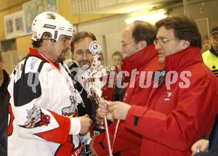 Eishockey Oberliga. Tarco Woelfe gegen ATUS Weiz. Kapitaen Bruno Tarmann uebernimmt den Pokal fuer den 2. Platz (Tarco). Klagenfurt, am 8.3.2008.

Copyright Kuess

---
pressefotos, pressefotografie, kuess, qs, qspictures, sport, bild, bilder, bilddatenbank