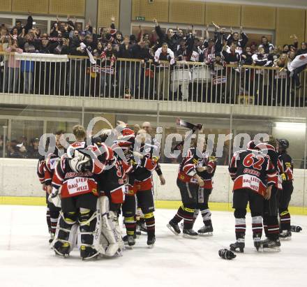 Eishockey Oberliga. Tarco Woelfe gegen ATUS Weiz. Jubel Weiz im Hintergrund die Weizer Fans. Klagenfurt, am 19.2.2008.

Copyright Kuess

---
pressefotos, pressefotografie, kuess, qs, qspictures, sport, bild, bilder, bilddatenbank