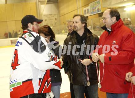 Eishockey Oberliga. Tarco Woelfe gegen ATUS Weiz. Christoph Felsberger (Tarco), Sportlandesrat Wolfgang Schantl. Klagenfurt, am 8.3.2008.

Copyright Kuess

---
pressefotos, pressefotografie, kuess, qs, qspictures, sport, bild, bilder, bilddatenbank