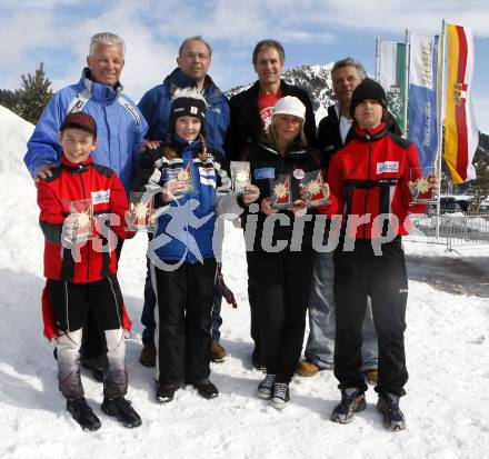 Schi Alpin, Ski Alpin. Kaerntner Landesjugendschitag. Vorne: Dominique Puschitz (HS Feistritz/Drau, Sieger Kinder II maennlich), Sabrina Strauss (HS Arnoldstein, Siegerin Kinder II weiblich), Anna Beihammer (SHS 2, Siegerin Schueler I weiblich), Roman Unterwieser (HS Feistritz/Drau, Sieger Schueler I maennlich). Hinten: Landessportdirektor Reinhard Tellian, Alfred Wrulich (Landesjugendsekretaer), Rudolf Altersberger, Christian Gfrerer. Turrach, am 11.3.2008.
Foto: Kuess
---
pressefotos, pressefotografie, kuess, qs, qspictures, sport, bild, bilder, bilddatenbank