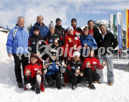 Schi Alpin, Ski Alpin. Kaerntner Landesjugendschitag. Vorne: Dominique Puschitz (HS Feistritz/Drau, Sieger Kinder II maennlich), Sabrina Strauss (HS Arnoldstein, Siegerin Kinder II weiblich), Anna Beihammer (SHS 2, Siegerin Schueler I weiblich), Roman Unterwieser (HS Feistritz/Drau, Sieger Schueler I maennlich). 2. Reihe: Landessportdirektor Reinhard Tellian, Christian Kanduth (BG/BRG St. Martin Villach, Sieger Schueler II maennlich), Julia Franz (MHS Hermagor, Siegerin Schueler II weiblich), Stefanie Wolf (CHS Villach, Siegerin Jugend II weiblich), Marie Christin Walder (HAK Villach, Siegerin Jugend I weiblich), Christian Gfrerer.  Hinten:  Alfred Wrulich (Landesjugendsekretaer), Florian Brucker (HAK Villach, Sieger Jugend II maennlich), Manfred Stangl (HTL Villach, Sieger Jugend I maennlich), Rudolf Altersberger, Christian Gfrerer. Turrach, am 11.3.2008.
Foto: Kuess
---
pressefotos, pressefotografie, kuess, qs, qspictures, sport, bild, bilder, bilddatenbank