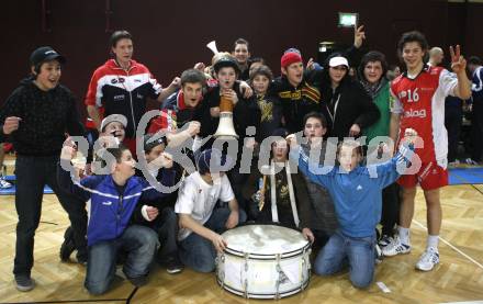 Volleyball Bundesliga Herren. Hypo VBK Klagenfurt gegen Hypo Niederoesterreich. Simon Fruehbauer, Alexander Xandi Huber (Hypo VBK) mit Fans. Klagenfurt, am 12.3.2008.

Copyright Kuess

---
pressefotos, pressefotografie, kuess, qs, qspictures, sport, bild, bilder, bilddatenbank