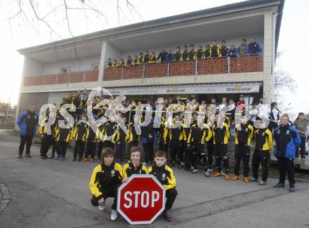 Fussball, Austria Kaernten, FC Kaernten, FCK, Fussball Akademie. Abrissbedrohtes Clubgebaeude. Stadion Klagenfurt. Protest der Fussballer, Trainer und Eltern gegen den Abriss. Klagenfurt, am 13.3.2008.

Copyright Kuess

---
pressefotos, pressefotografie, kuess, qs, qspictures, sport, bild, bilder, bilddatenbank