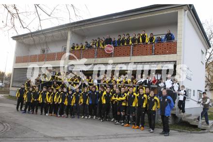 Fussball, Austria Kaernten, FC Kaernten, FCK, Fussball Akademie. Abrissbedrohtes Clubgebaeude. Stadion Klagenfurt. Protest der Fussballer, Trainer und Eltern gegen den Abriss. Klagenfurt, am 13.3.2008.

Copyright Kuess

---
pressefotos, pressefotografie, kuess, qs, qspictures, sport, bild, bilder, bilddatenbank