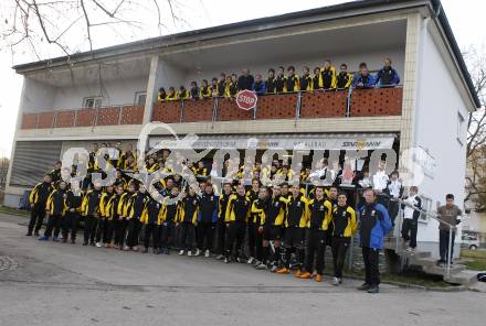 Fussball, Austria Kaernten, FC Kaernten, FCK, Fussball Akademie. Abrissbedrohtes Clubgebaeude. Stadion Klagenfurt. Protest der Fussballer, Trainer und Eltern gegen den Abriss. Klagenfurt, am 13.3.2008.

Copyright Kuess

---
pressefotos, pressefotografie, kuess, qs, qspictures, sport, bild, bilder, bilddatenbank