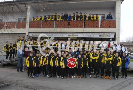 Fussball, Austria Kaernten, FC Kaernten, FCK, Fussball Akademie. Abrissbedrohtes Clubgebaeude. Stadion Klagenfurt. Protest der Fussballer, Trainer und Eltern gegen den Abriss. Klagenfurt, am 13.3.2008.

Copyright Kuess

---
pressefotos, pressefotografie, kuess, qs, qspictures, sport, bild, bilder, bilddatenbank