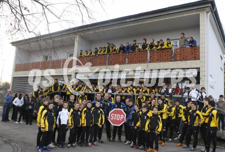 Fussball, Austria Kaernten, FC Kaernten, FCK, Fussball Akademie. Abrissbedrohtes Clubgebaeude. Stadion Klagenfurt. Protest der Fussballer, Trainer und Eltern gegen den Abriss. Klagenfurt, am 13.3.2008.

Copyright Kuess

---
pressefotos, pressefotografie, kuess, qs, qspictures, sport, bild, bilder, bilddatenbank