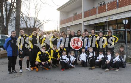 Fussball, Austria Kaernten, FC Kaernten, FCK, Fussball Akademie. Abrissbedrohtes Clubgebaeude. Stadion Klagenfurt. Protest der Fussballer, Trainer und Eltern gegen den Abriss. Klagenfurt, am 13.3.2008.

Copyright Kuess

---
pressefotos, pressefotografie, kuess, qs, qspictures, sport, bild, bilder, bilddatenbank