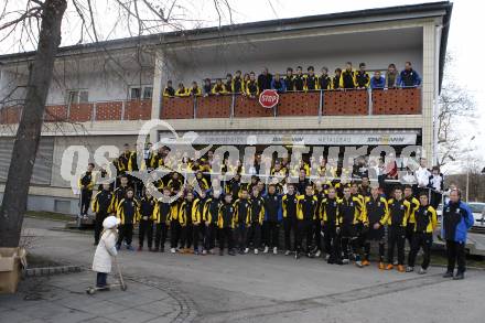 Fussball, Austria Kaernten, FC Kaernten, FCK, Fussball Akademie. Abrissbedrohtes Clubgebaeude. Stadion Klagenfurt. Protest der Fussballer, Trainer und Eltern gegen den Abriss. Klagenfurt, am 13.3.2008.

Copyright Kuess

---
pressefotos, pressefotografie, kuess, qs, qspictures, sport, bild, bilder, bilddatenbank