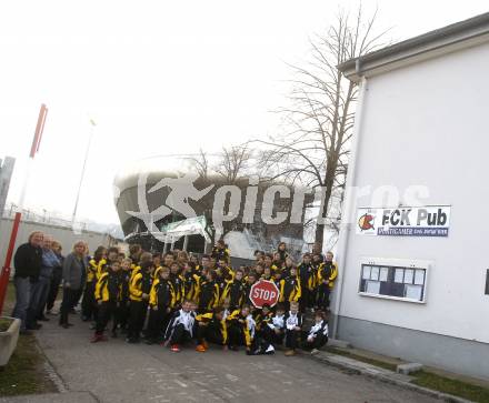 Fussball, Austria Kaernten, FC Kaernten, FCK, Fussball Akademie. Abrissbedrohtes Clubgebaeude. Stadion Klagenfurt. Protest der Fussballer, Trainer und Eltern gegen den Abriss. Klagenfurt, am 13.3.2008.

Copyright Kuess

---
pressefotos, pressefotografie, kuess, qs, qspictures, sport, bild, bilder, bilddatenbank