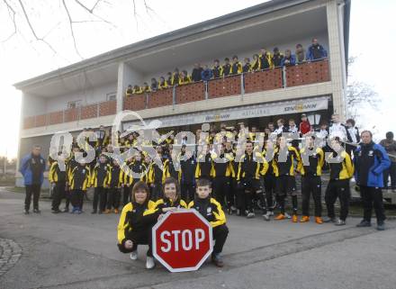 Fussball, Austria Kaernten, FC Kaernten, FCK, Fussball Akademie. Abrissbedrohtes Clubgebaeude. Stadion Klagenfurt. Protest der Fussballer, Trainer und Eltern gegen den Abriss. Klagenfurt, am 13.3.2008.

Copyright Kuess

---
pressefotos, pressefotografie, kuess, qs, qspictures, sport, bild, bilder, bilddatenbank