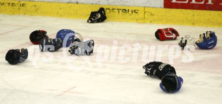 Eishockey. Oesterreichische U20 Meisterschaft. Feature. Handschuhe, Helme, Gitter. Villach, am 15.3.2008.
Copyright Kuess

---
pressefotos, pressefotografie, kuess, qs, qspictures, sport, bild, bilder, bilddatenbank