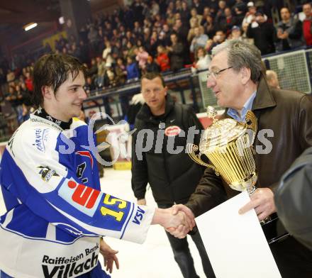 Eishockey. Oesterreichische U20 Meisterschaft. VSV gegen KAC. Kapitaen Stefan Bacher uebernimmt von Buergermeister Helmut Manzenreiter den Meisterpokal (VSV). Villach, am 15.3.2008.
Copyright Kuess

---
pressefotos, pressefotografie, kuess, qs, qspictures, sport, bild, bilder, bilddatenbank