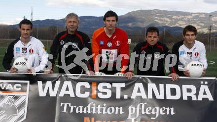 Fussball Regionalliga. SK WAC/St. Andrae. Neuzugaenge. Philipp Schenk, Trainer Peter Hrstic, Stefan Takats, Co-Trainer Gerald Baumgartner, Christoph Sauerschnig. St. Andrae, am 18.3.2008.
Foto: Kuess
---
pressefotos, pressefotografie, kuess, qs, qspictures, sport, bild, bilder, bilddatenbank