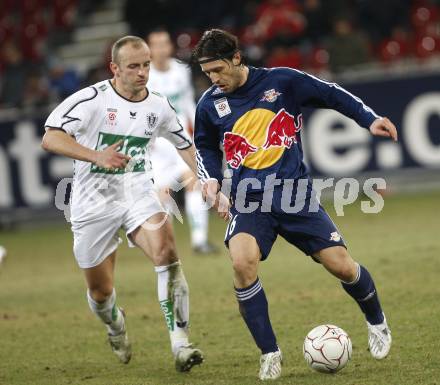 Fussball T-Mobile Bundesliga. SK Austria Kaernten gegen Red Bull Salzburg. Adam Ledwon (Kaernten), Niko Kovac (Salzburg). Klagenfurt, am 19.3.2008.

Copyright Kuess

---
pressefotos, pressefotografie, kuess, qs, qspictures, sport, bild, bilder, bilddatenbank