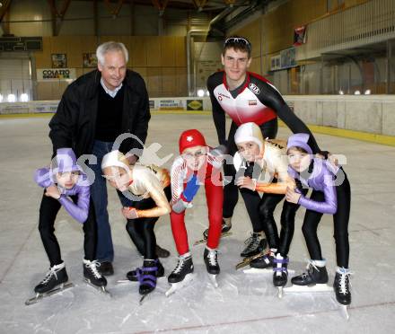 Eisschnelllauf. ESV Woerthersee. Trainer Wilfried Steinbrucker, Christian Pichler mit Nachwuchslaeufern. Klagenfurt, am 19.3.2008.

Copyright Kuess

---
pressefotos, pressefotografie, kuess, qs, qspictures, sport, bild, bilder, bilddatenbank