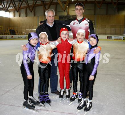 Eisschnelllauf. ESV Woerthersee. Trainer Wilfried Steinbrucker, Christian Pichler mit Nachwuchslaeufern. Klagenfurt, am 19.3.2008.

Copyright Kuess

---
pressefotos, pressefotografie, kuess, qs, qspictures, sport, bild, bilder, bilddatenbank