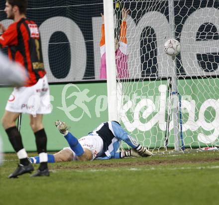 Fussball. Bundesliga. SK Austria Kelag Kaernten gegen LASK Linz.  Der Ball zum Siegestreffer im Tor. Cavlina Silvije am Boden. Klagenfurt, 29.3.2008
Copyright Kuess

---
pressefotos, pressefotografie, kuess, qs, qspictures, sport, bild, bilder, bilddatenbank