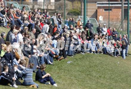 Fussball Unterliga Ost. Rosental Derby. Koettmannsdorf gegen Ludmannsdorf. Imposante Fankulisse beim Rosentalderby. Klagenfurt, am 29.3.2008.

Copyright Kuess

---
pressefotos, pressefotografie, kuess, qs, qspictures, sport, bild, bilder, bilddatenbank