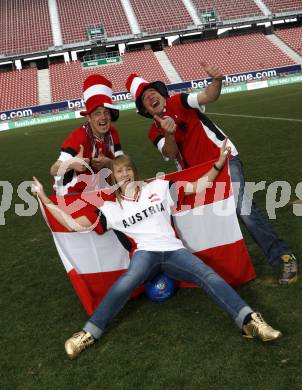 Fussball Europameisterschaft 2008. EURO 2008. Fans. Oesterreich. Schal, Fahne. Acro Fliegen. Paragleiten, Leichtathletik. Alexander Meschuh, Bernd Hornboeck, Stefanie Waldkircher. Stadion Klagenfurt, am 20.3.2008.

Copyright Kuess

---
pressefotos, pressefotografie, kuess, qs, qspictures, sport, bild, bilder, bilddatenbank