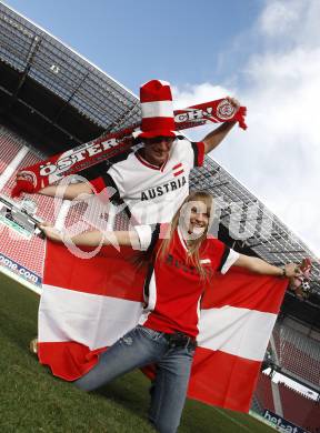 Fussball Europameisterschaft 2008. EURO 2008. Fans. Oesterreich. Schal, Fahne. Acro Fliegen. Paragleiten, Leichtathletik. Alexander Meschuh, Stefanie Waldkircher. Stadion Klagenfurt, am 20.3.2008.

Copyright Kuess

---
pressefotos, pressefotografie, kuess, qs, qspictures, sport, bild, bilder, bilddatenbank