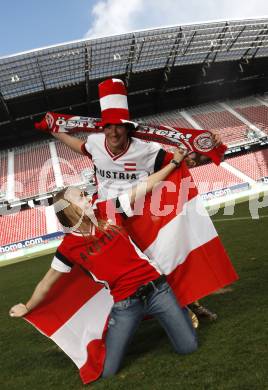 Fussball Europameisterschaft 2008. EURO 2008. Fans. Oesterreich. Schal, Fahne. Acro Fliegen. Paragleiten, Leichtathletik. Alexander Meschuh, Stefanie Waldkircher. Stadion Klagenfurt, am 20.3.2008.

Copyright Kuess

---
pressefotos, pressefotografie, kuess, qs, qspictures, sport, bild, bilder, bilddatenbank