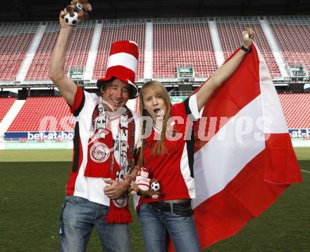 Fussball Europameisterschaft 2008. EURO 2008. Fans. Oesterreich. Schal, Fahne. Acro Fliegen. Paragleiten, Leichtathletik. Alexander Meschuh, Stefanie Waldkircher. Stadion Klagenfurt, am 20.3.2008.

Copyright Kuess

---
pressefotos, pressefotografie, kuess, qs, qspictures, sport, bild, bilder, bilddatenbank