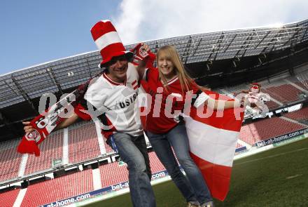 Fussball Europameisterschaft 2008. EURO 2008. Fans. Oesterreich. Schal, Fahne. Acro Fliegen. Paragleiten, Leichtathletik. Alexander Meschuh, Stefanie Waldkircher. Stadion Klagenfurt, am 20.3.2008.

Copyright Kuess

---
pressefotos, pressefotografie, kuess, qs, qspictures, sport, bild, bilder, bilddatenbank