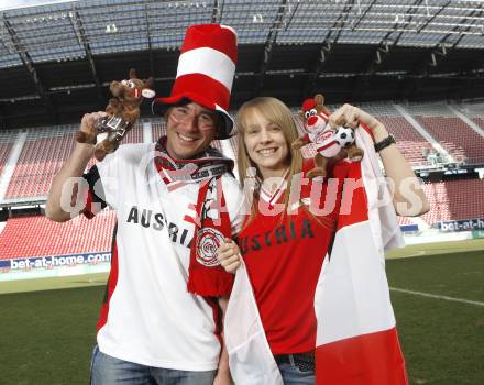 Fussball Europameisterschaft 2008. EURO 2008. Fans. Oesterreich. Schal, Fahne. Acro Fliegen. Paragleiten, Leichtathletik. Alexander Meschuh, Stefanie Waldkircher. Stadion Klagenfurt, am 20.3.2008.

Copyright Kuess

---
pressefotos, pressefotografie, kuess, qs, qspictures, sport, bild, bilder, bilddatenbank