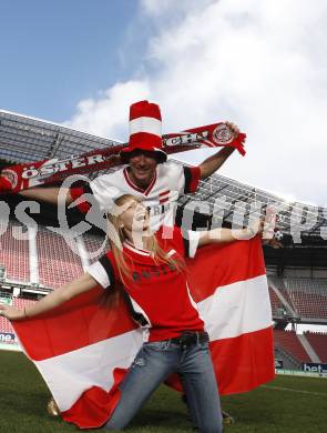 Fussball Europameisterschaft 2008. EURO 2008. Fans. Oesterreich. Schal, Fahne. Acro Fliegen. Paragleiten, Leichtathletik. Alexander Meschuh, Stefanie Waldkircher. Stadion Klagenfurt, am 20.3.2008.

Copyright Kuess

---
pressefotos, pressefotografie, kuess, qs, qspictures, sport, bild, bilder, bilddatenbank