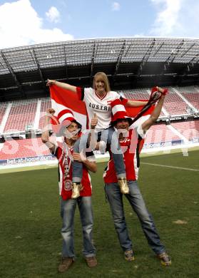 Fussball Europameisterschaft 2008. EURO 2008. Fans. Oesterreich. Schal, Fahne. Acro Fliegen. Paragleiten, Leichtathletik. Alexander Meschuh, Bernd Hornboeck, Stefanie Waldkircher. Stadion Klagenfurt, am 20.3.2008.

Copyright Kuess

---
pressefotos, pressefotografie, kuess, qs, qspictures, sport, bild, bilder, bilddatenbank