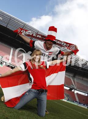 Fussball Europameisterschaft 2008. EURO 2008. Fans. Oesterreich. Schal, Fahne. Acro Fliegen. Paragleiten, Leichtathletik. Alexander Meschuh, Stefanie Waldkircher. Stadion Klagenfurt, am 20.3.2008.

Copyright Kuess

---
pressefotos, pressefotografie, kuess, qs, qspictures, sport, bild, bilder, bilddatenbank