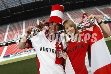 Fussball Europameisterschaft 2008. EURO 2008. Fans. Oesterreich. Schal, Fahne. Acro Fliegen. Paragleiten, Leichtathletik. Alexander Meschuh, Stefanie Waldkircher. Stadion Klagenfurt, am 20.3.2008.

Copyright Kuess

---
pressefotos, pressefotografie, kuess, qs, qspictures, sport, bild, bilder, bilddatenbank