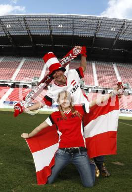 Fussball Europameisterschaft 2008. EURO 2008. Fans. Oesterreich. Schal, Fahne. Acro Fliegen. Paragleiten, Leichtathletik. Alexander Meschuh, Stefanie Waldkircher. Stadion Klagenfurt, am 20.3.2008.

Copyright Kuess

---
pressefotos, pressefotografie, kuess, qs, qspictures, sport, bild, bilder, bilddatenbank