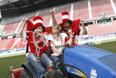 Fussball Europameisterschaft 2008. EURO 2008. Fans. Oesterreich. Schal, Fahne. Acro Fliegen. Paragleiten, Leichtathletik. Alexander Meschuh, Bernd Hornboeck, Stefanie Waldkircher. Stadion Klagenfurt, am 20.3.2008.

Copyright Kuess

---
pressefotos, pressefotografie, kuess, qs, qspictures, sport, bild, bilder, bilddatenbank