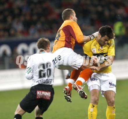 Fussball. Bundesliga. SK Austria Kelag Kaernten gegen Cashpoint SCR Altach. Plassnegger Gernot  (Kaernten), Michl Andreas, Carreno Fernando (Altach). Klagenfurt, 29.3.2008
Copyright Kuess

---
pressefotos, pressefotografie, kuess, qs, qspictures, sport, bild, bilder, bilddatenbank