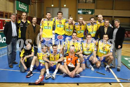 Volleyball. Bundesliga. HYPO VBK Klagenfurt gegen SK Aich/Dob. Werner Pietsch (Kelag), Trainer Miroslav Palgut, Sportlandesrat Wolfgang Schantl, Stefan Gruber, Milan Bencz, Robin Pelucha, Pavel Reznicek, David Slatinsek, Marek Golstajn, Aich Praesident Andrej Wakounig, Peter Kaiser (Obmann Kaerntner Volleyballverband), Jure Kvesic, Miroslav Svoboda, Martin Pipa, Miha Kosl, Nejc Pusnik, Peter Polony (AICH). Klagenfurt, 13.4.2008
Copyright Kuess

---
pressefotos, pressefotografie, kuess, qs, qspictures, sport, bild, bilder, bilddatenbank