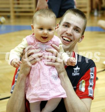 Volleyball. Bundesliga. HYPO VBK Klagenfurt gegen SK Aich/Dob. Martin Vokal mit Tochter (HYPO). Klagenfurt, 13.4.2008
Copyright Kuess

---
pressefotos, pressefotografie, kuess, qs, qspictures, sport, bild, bilder, bilddatenbank