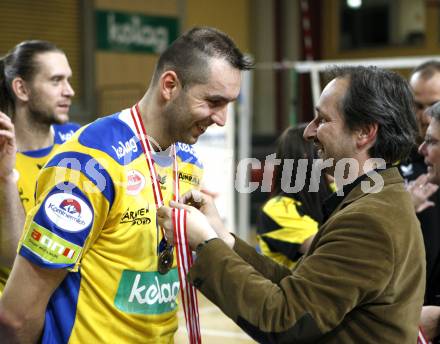 Volleyball. Bundesliga. HYPO VBK Klagenfurt gegen SK Aich/Dob. Die Bronzemedaille fuer Peter Polony (AICH) von Sportlandesrat Wolfgang Schantl. Klagenfurt, 13.4.2008
Copyright Kuess

---
pressefotos, pressefotografie, kuess, qs, qspictures, sport, bild, bilder, bilddatenbank