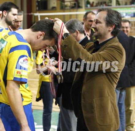 Volleyball. Bundesliga. HYPO VBK Klagenfurt gegen SK Aich/Dob. Die Bronzemedaille fuer Miha Kosl (AICH) von Sportlandesrat Wolfgang Schantl. Klagenfurt, 13.4.2008
Copyright Kuess

---
pressefotos, pressefotografie, kuess, qs, qspictures, sport, bild, bilder, bilddatenbank