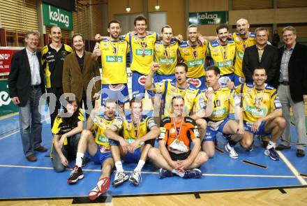 Volleyball. Bundesliga. HYPO VBK Klagenfurt gegen SK Aich/Dob. Werner Pietsch (Kelag), Trainer Miroslav Palgut, Sportlandesrat Wolfgang Schantl, Stefan Gruber, Milan Bencz, Robin Pelucha, Pavel Reznicek, David Slatinsek, Marek Golstajn, Aich Praesident Andrej Wakounig, Peter Kaiser (Obmann Kaerntner Volleyballverband), Jure Kvesic, Miroslav Svoboda, Martin Pipa, Miha Kosl, Nejc Pusnik, Peter Polony  (AICH). Klagenfurt, 13.4.2008
Copyright Kuess

---
pressefotos, pressefotografie, kuess, qs, qspictures, sport, bild, bilder, bilddatenbank